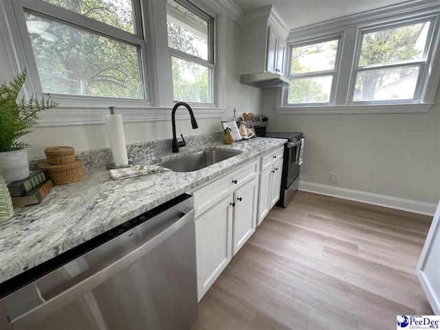 929 E Home Ave, Hartsville, SC 29550 - kitchen featuring stainless steel dishwasher, a wealth of natural light, light wood-type flooring, a sink, and electric range oven