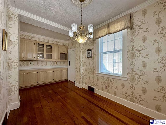 kitchen featuring light brown cabinetry, a notable chandelier, dark wood-type flooring, and a textured ceiling