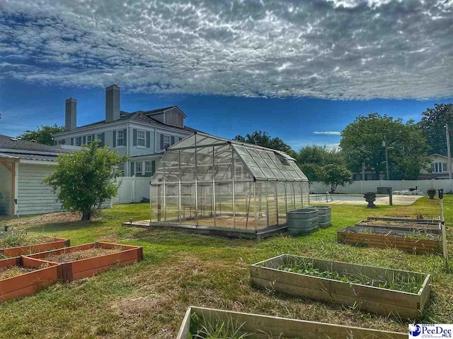 view of yard featuring an outbuilding