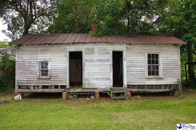 view of outdoor structure with a yard