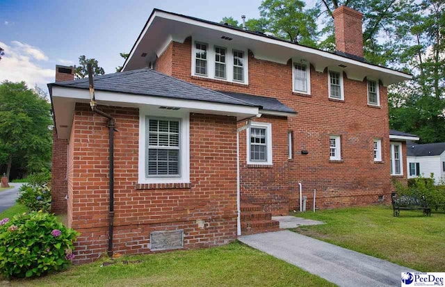 view of front facade featuring a front lawn