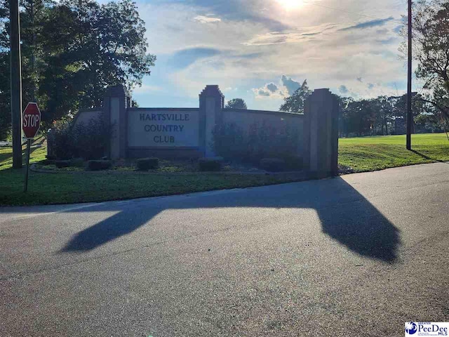 community / neighborhood sign featuring a lawn