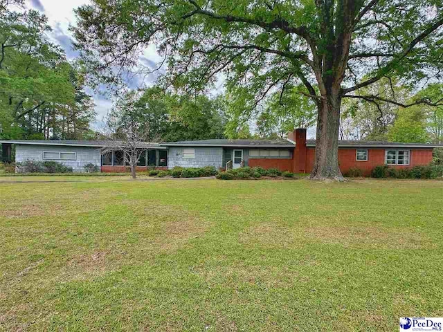 single story home featuring a front lawn