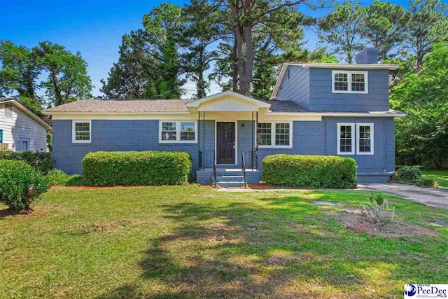 view of front of property with a front yard