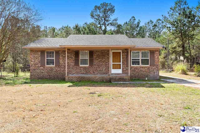 view of front of property featuring a front yard