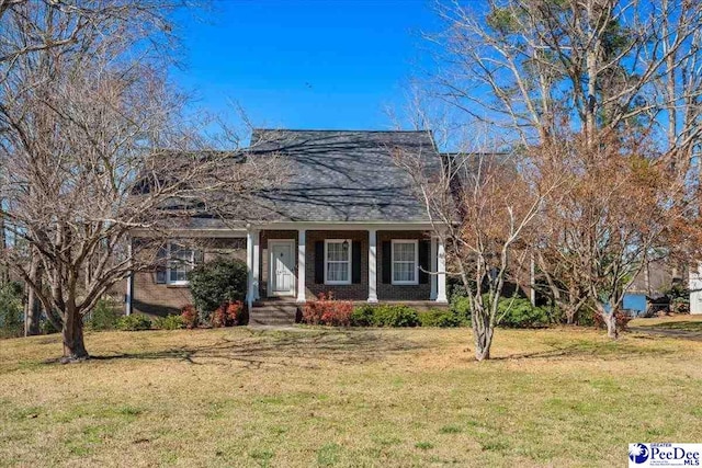 view of front of house featuring brick siding and a front yard