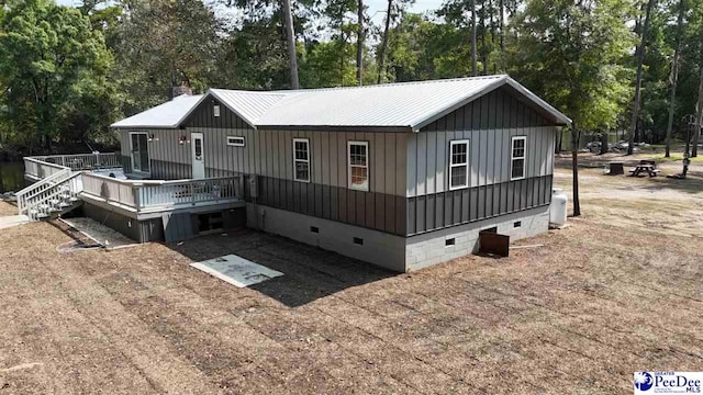 view of front of house featuring a wooden deck