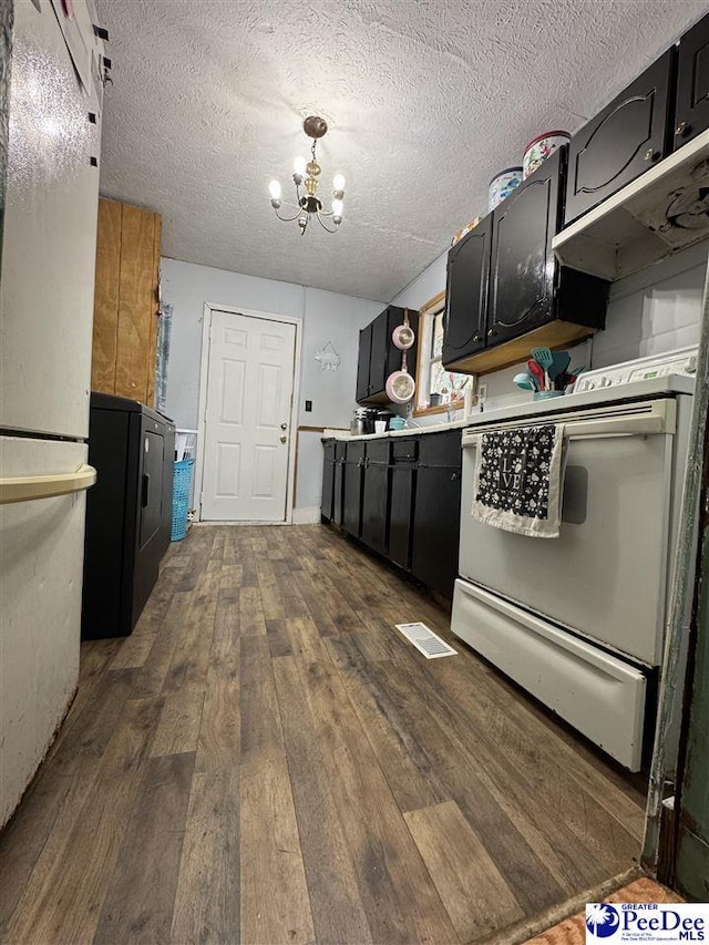 kitchen featuring electric stove, a notable chandelier, dark hardwood / wood-style floors, and a textured ceiling