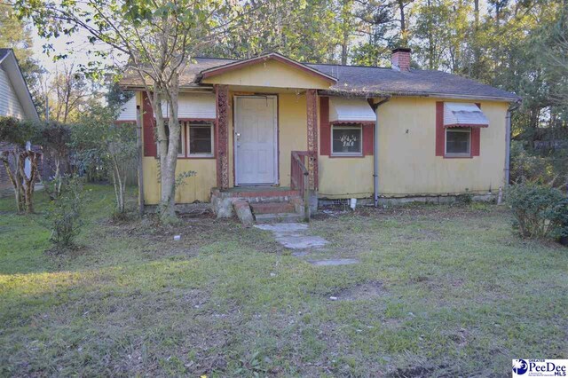 view of front of house featuring a front yard