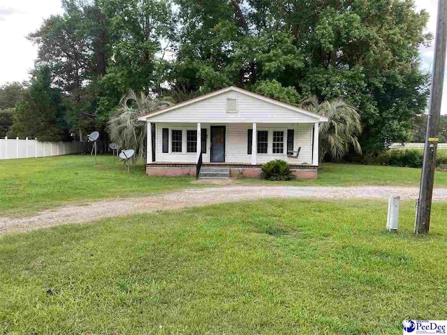 view of front of property featuring a porch and a front lawn