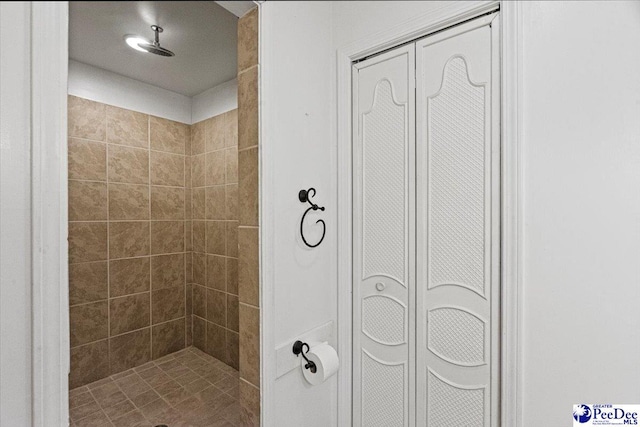 bathroom featuring a tile shower