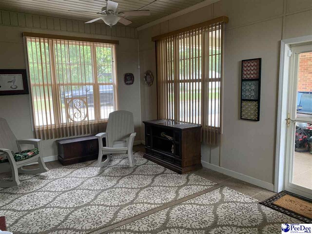 sitting room with ceiling fan