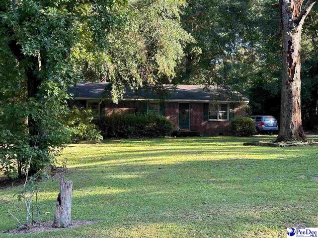 single story home featuring a front lawn