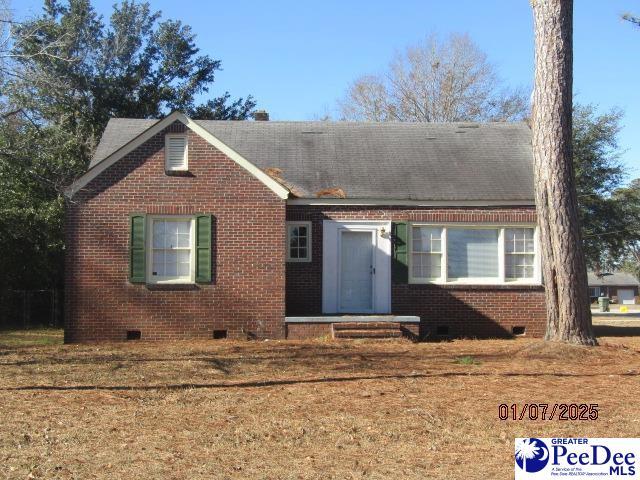 view of front of home with a front yard