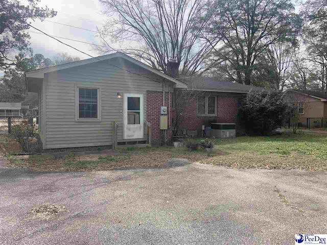 view of front of property featuring a front yard