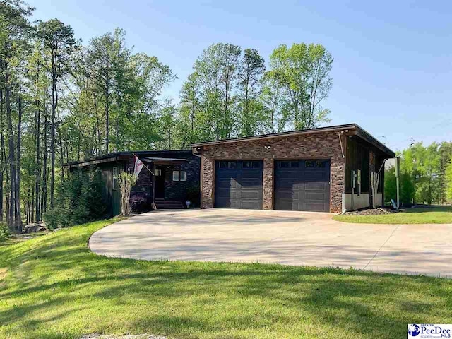 view of front of house featuring a garage, driveway, and a front yard