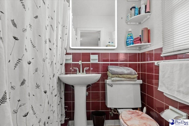 304 Wells St, Darlington, SC 29532 - full bath featuring tile walls, toilet, and curtained shower