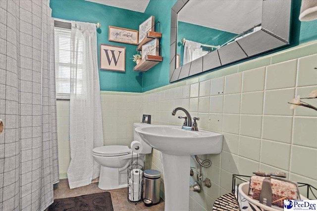 304 Wells St, Darlington, SC 29532 - bathroom with tile walls, toilet, and curtained shower