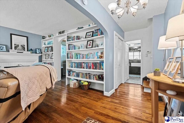 304 Wells St, Darlington, SC 29532 - sitting room featuring arched walkways, wood finished floors, a chandelier, a textured ceiling, and built in features
