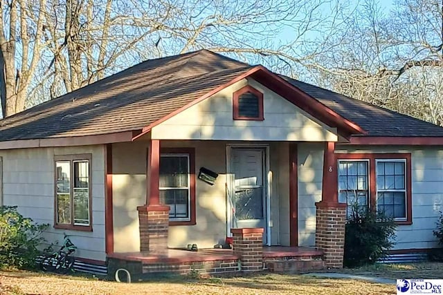 view of front of house featuring a porch and a front lawn