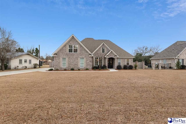 view of front of home featuring a front lawn