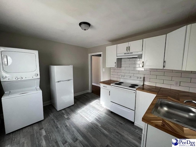 kitchen featuring sink, white appliances, stacked washing maching and dryer, white cabinetry, and tasteful backsplash