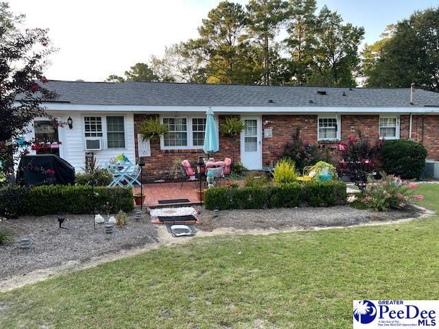 single story home featuring a front lawn