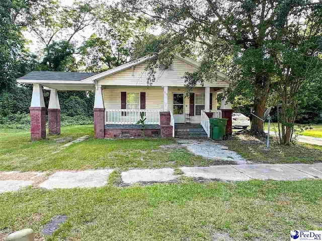 view of front facade featuring a porch and a front yard