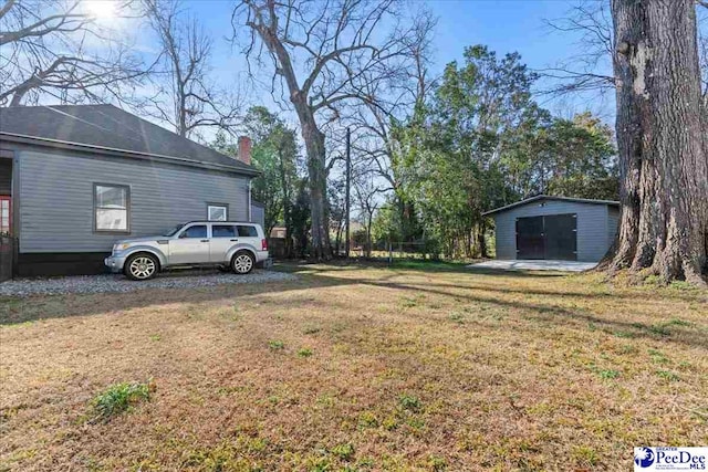 view of yard featuring an outdoor structure