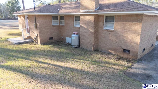 view of side of property featuring a lawn