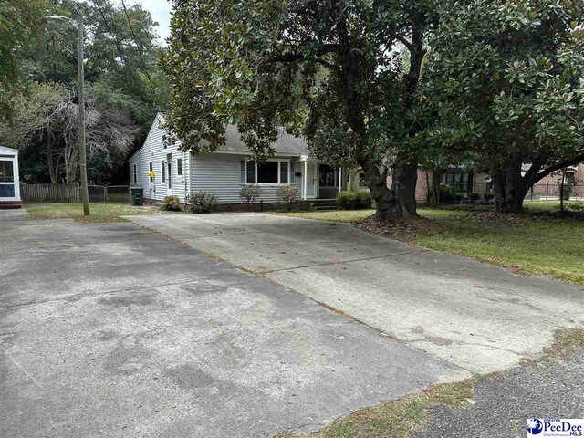 view of front facade featuring a front lawn