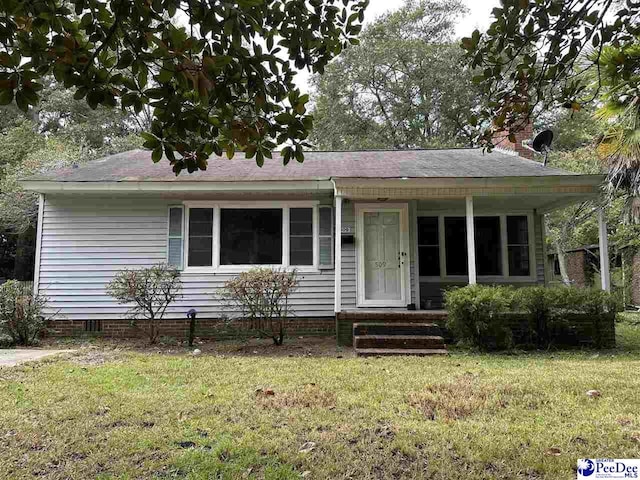 view of front facade featuring a front lawn