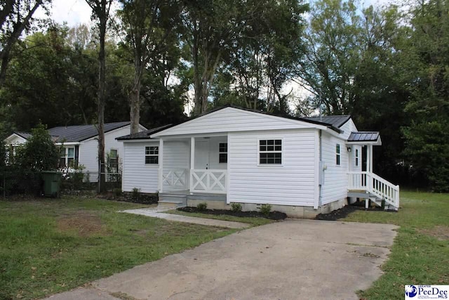 view of front of home with a front lawn