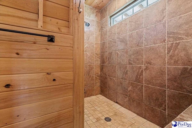 bathroom featuring tiled shower