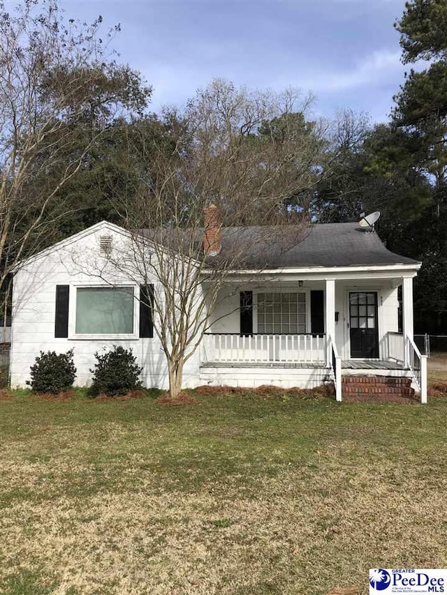 view of front facade featuring covered porch and a front lawn