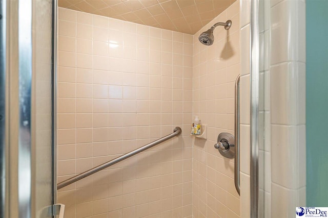 bathroom featuring a tile shower