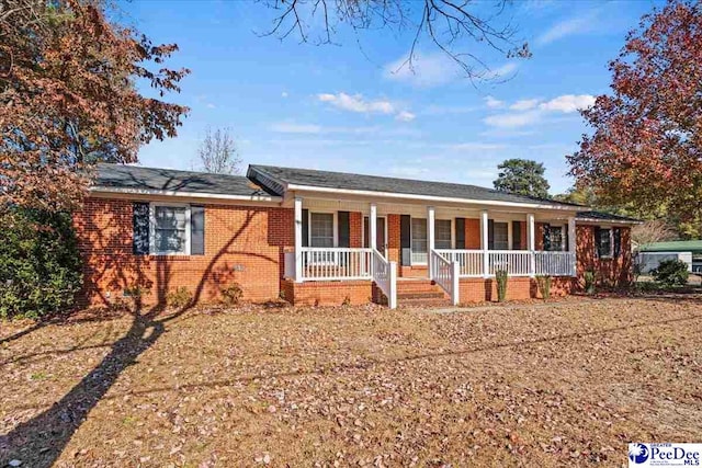 ranch-style home with a porch