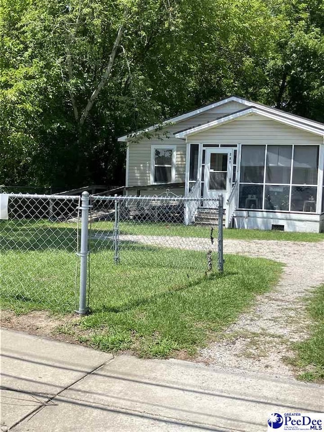 manufactured / mobile home featuring a front lawn