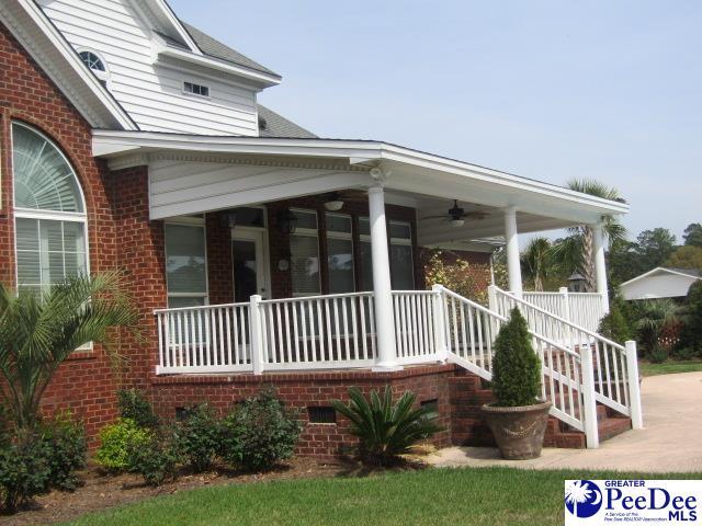 view of front facade featuring ceiling fan and a porch