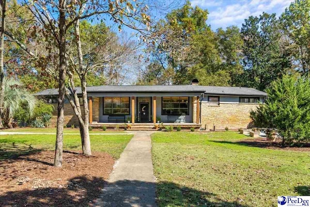 view of front facade featuring a porch and a front lawn