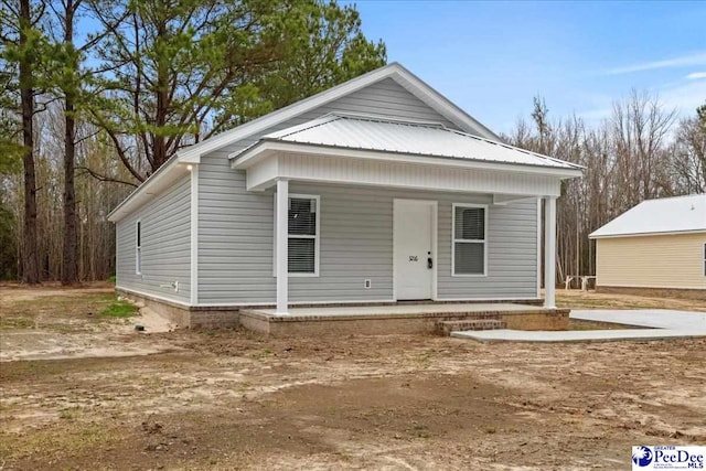 view of front of property featuring a porch