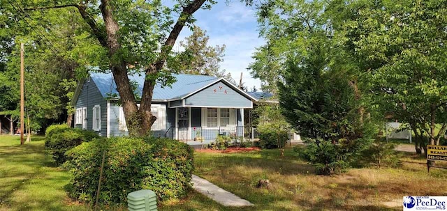 107 Patterson St, Bennettsville, SC 29512 - view of front facade with a porch and a front lawn