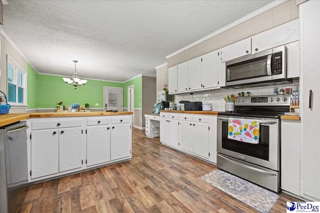 133 Peacock Row, Lamar, SC 29069 - kitchen with appliances with stainless steel finishes, ornamental molding, a chandelier, white cabinets, and a textured ceiling