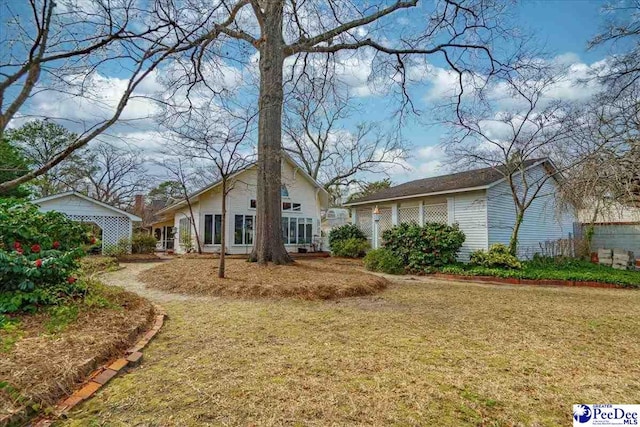 view of front of property with a front yard