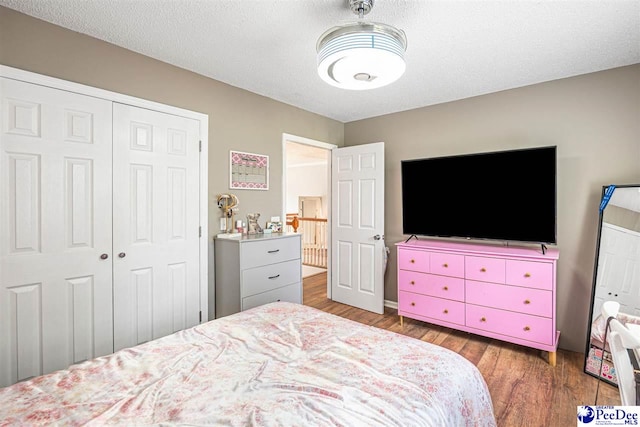 912 Ivanhoe Dr, Florence, SC 29505 - bedroom with wood finished floors, a closet, and a textured ceiling