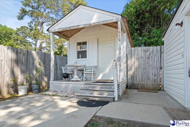 907 Adams Ave, Florence, SC 29501 - view of outbuilding with an outdoor structure and a fenced backyard