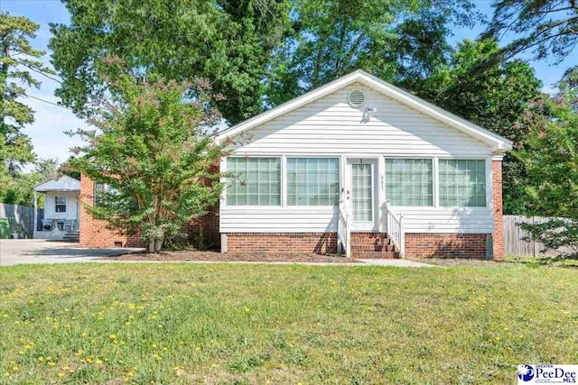 907 Adams Ave, Florence, SC 29501 - single story home featuring entry steps, a front lawn, and fence