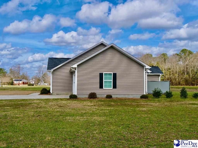 view of side of property featuring a yard