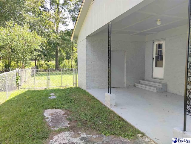 view of yard featuring a patio