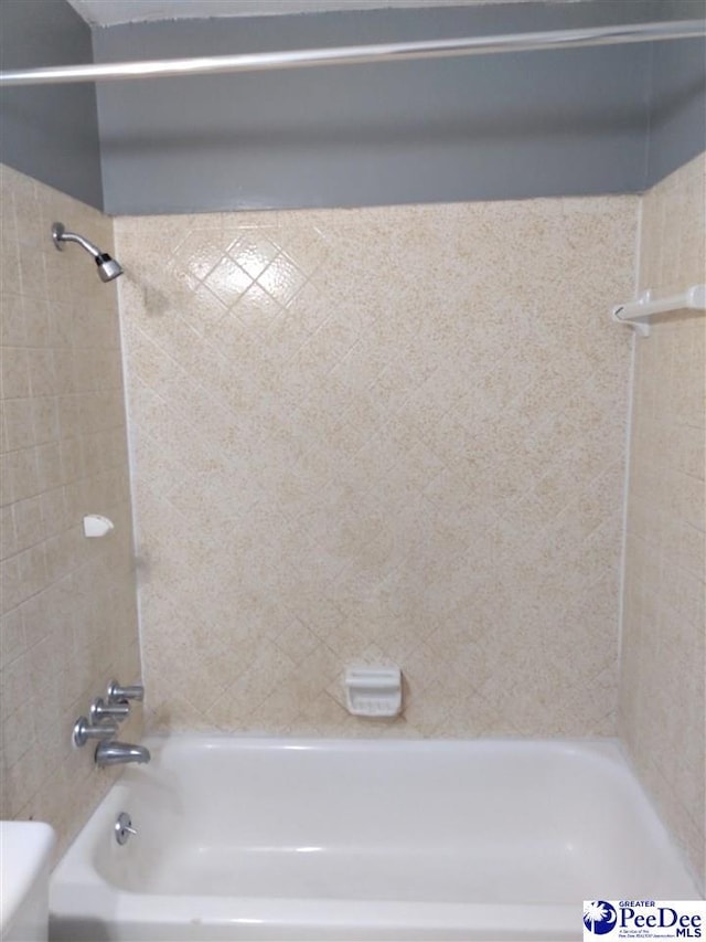 bathroom featuring tiled shower / bath